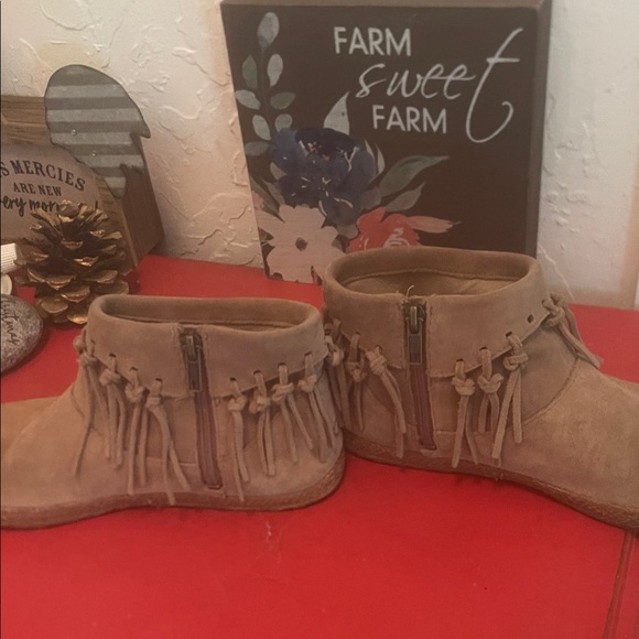UGG Tan Suede Fringe Boots - Picture 5 of 10